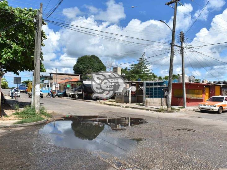 No soportan pestilencia por aguas negras en barrio de Acayucan 