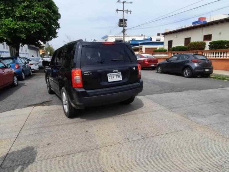 Choque entre taxi y camioneta deja severos daños en calles de Veracruz