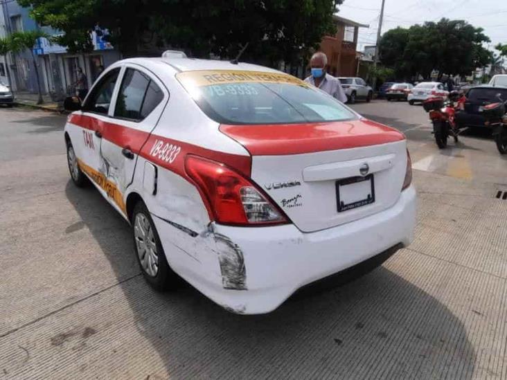 Choque entre taxi y camioneta deja severos daños en calles de Veracruz