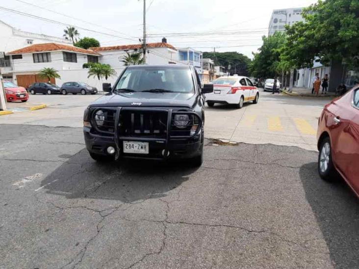 Choque entre taxi y camioneta deja severos daños en calles de Veracruz