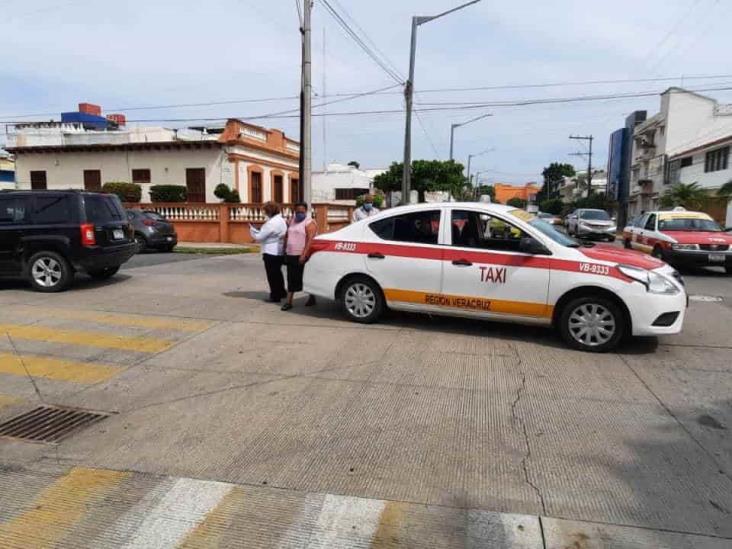 Choque entre taxi y camioneta deja severos daños en calles de Veracruz