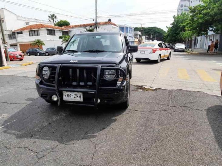 Choque entre taxi y camioneta deja severos daños en calles de Veracruz