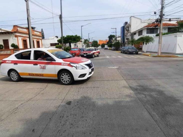 Choque entre taxi y camioneta deja severos daños en calles de Veracruz