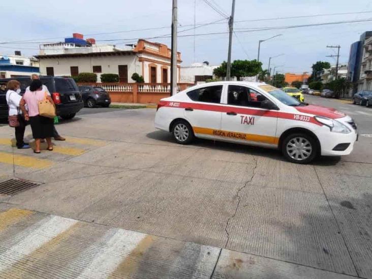 Choque entre taxi y camioneta deja severos daños en calles de Veracruz