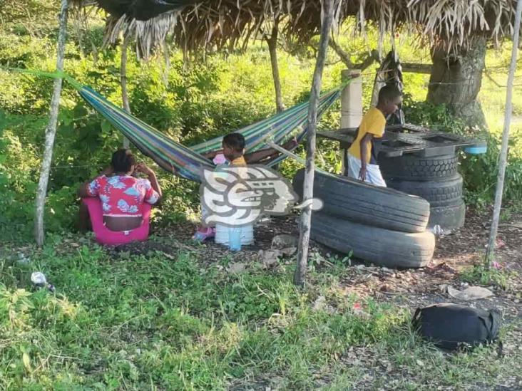 Auxilian a migrantes haitianos deshidratados en autopista de Acayucan 