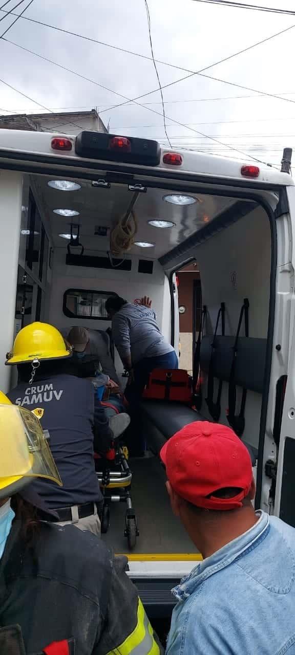 Albañil resulta lesionado tras sufrir una caída durante una obra en Xalapa