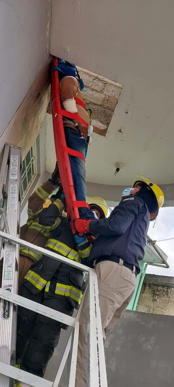 Albañil resulta lesionado tras sufrir una caída durante una obra en Xalapa