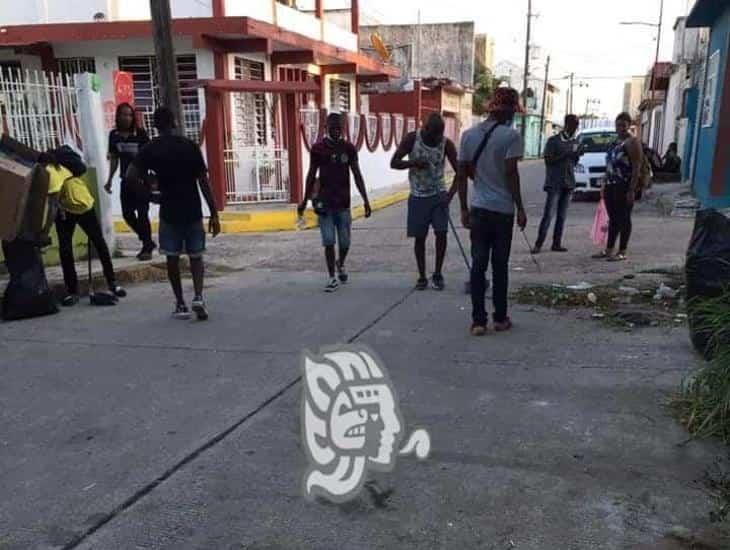 Haitianos limpian alrededores de la terminal de Las Choapas