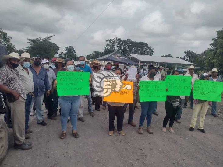 Cierran acceso a pozo petrolero para exigir vía de comunicación digna en Tlalixcoyan