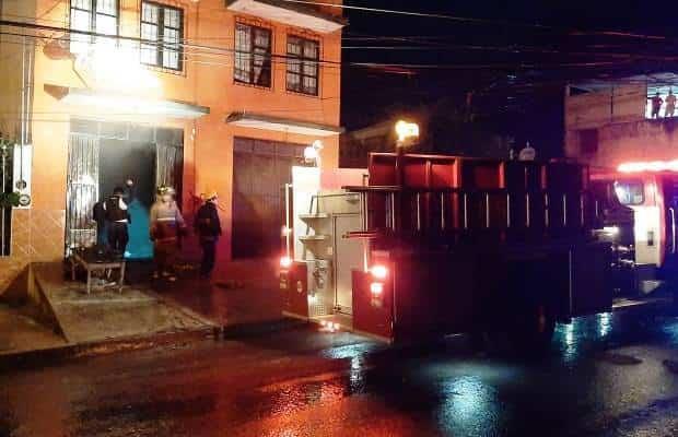 Taller de electrónica queda reducido en cenizas tras incendio en Coatepec