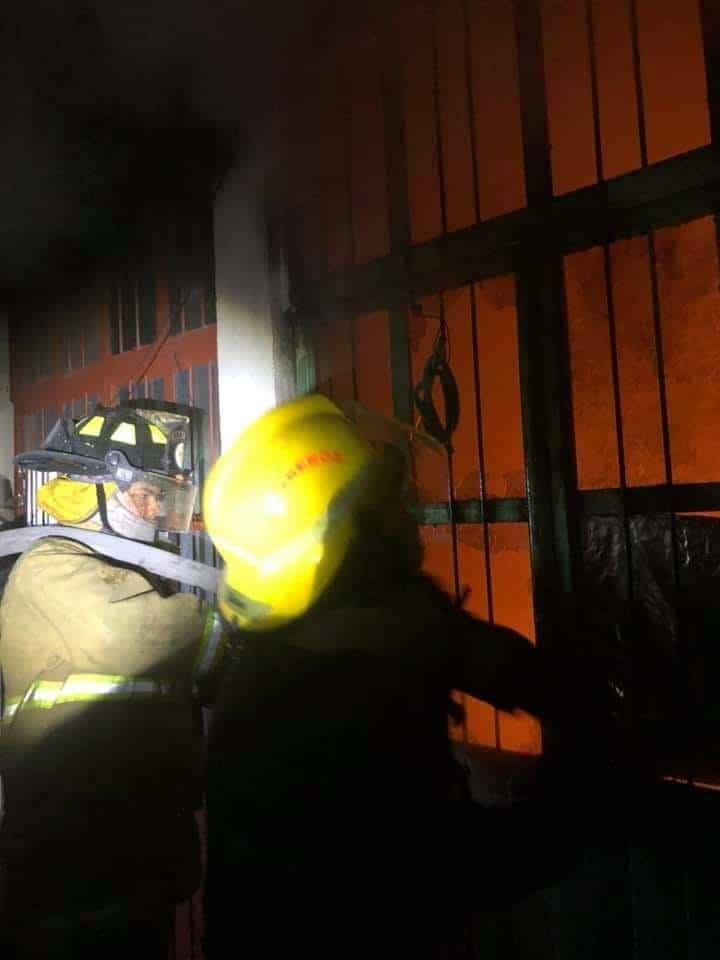 Taller de electrónica queda reducido en cenizas tras incendio en Coatepec