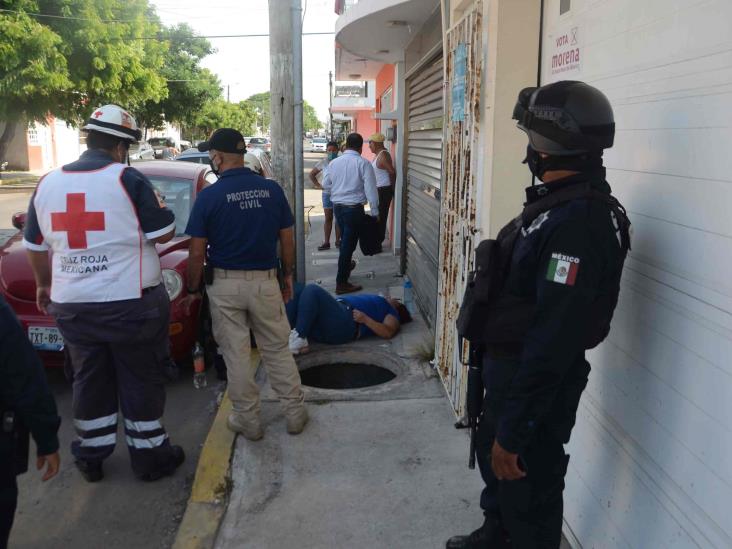 Mujer cae a registro sin tapa y sufre descarga eléctrica en puerto de Veracruz