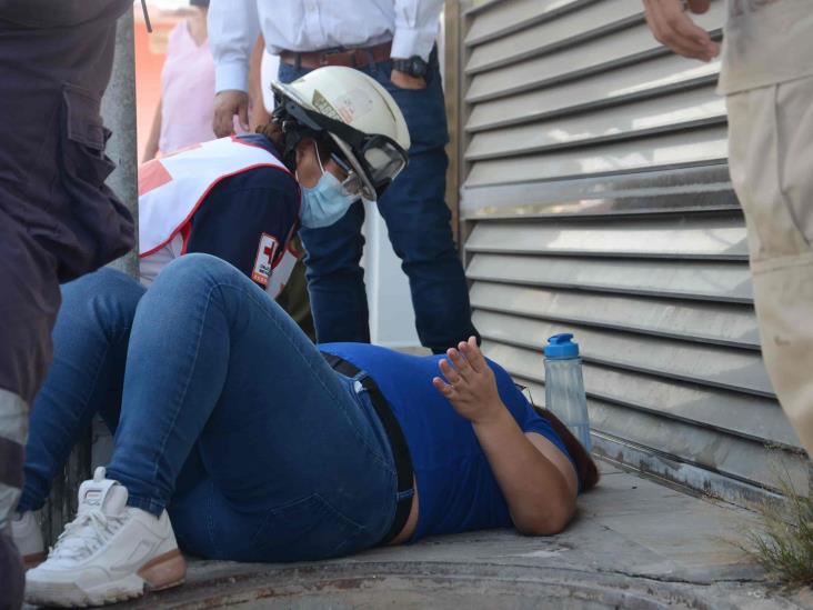 Mujer cae a registro sin tapa y sufre descarga eléctrica en puerto de Veracruz