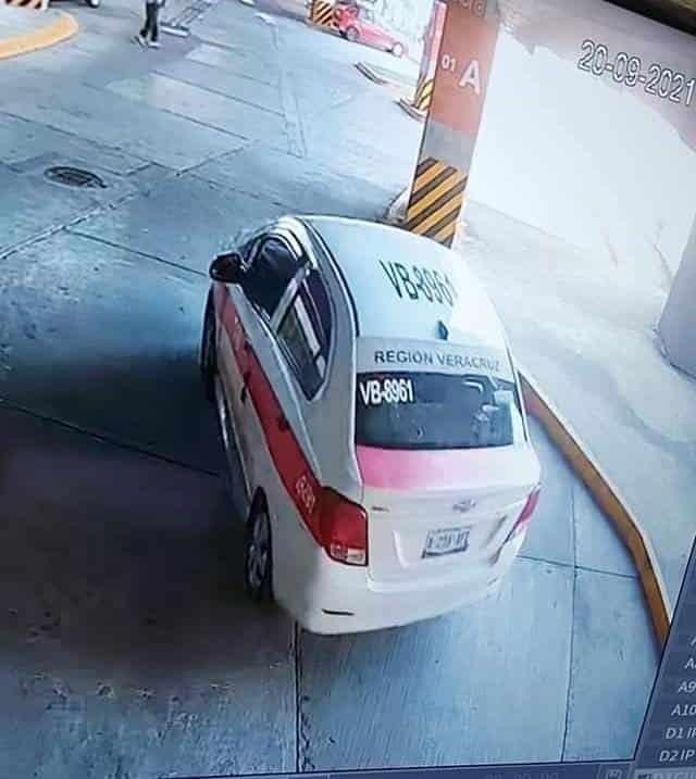 Captan a taxista robando tapones de coche en plaza de Boca del Río