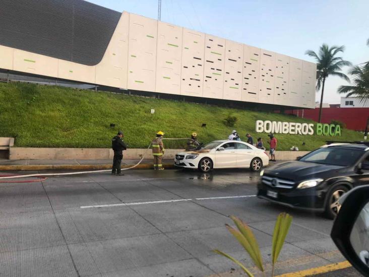 Se incendia vehículo de lujo en calles de Boca del Río