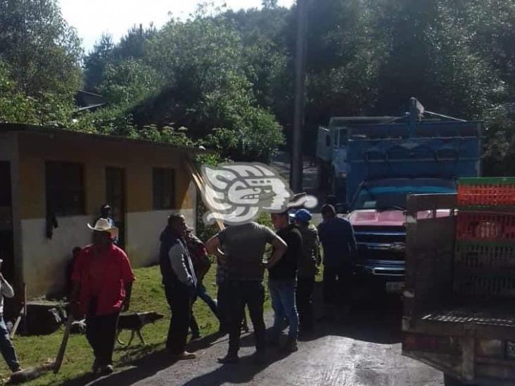 Con bloqueo, exigen reparar carretera en Mixtla