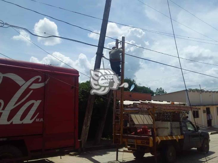 Camión refresquero daña poste de CFE en el centro de Soconusco 