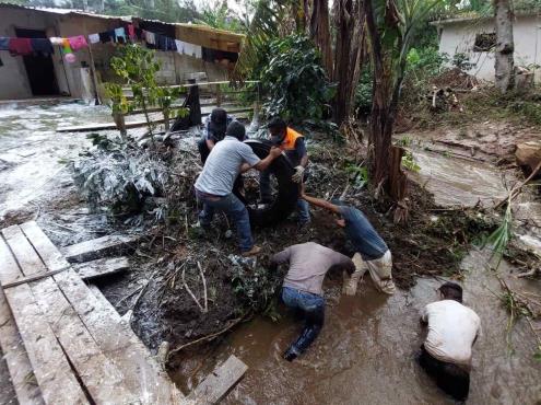 Buscan reubicar a familias y declarar emergencia por lluvias en Teocelo