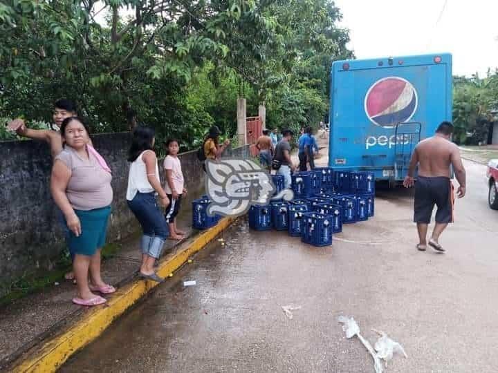 Habitantes de Zaragoza ayudan a chofer de camión refresquero tras accidente