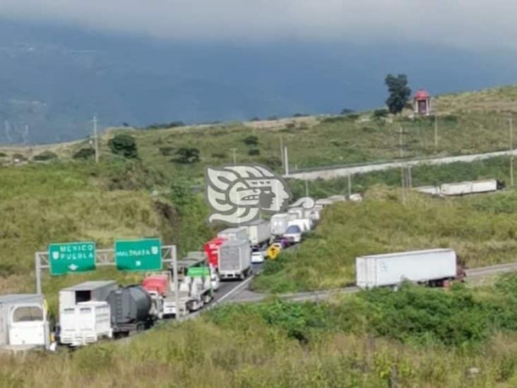 Vuelca semirremolque en autopista Puebla-Orizaba