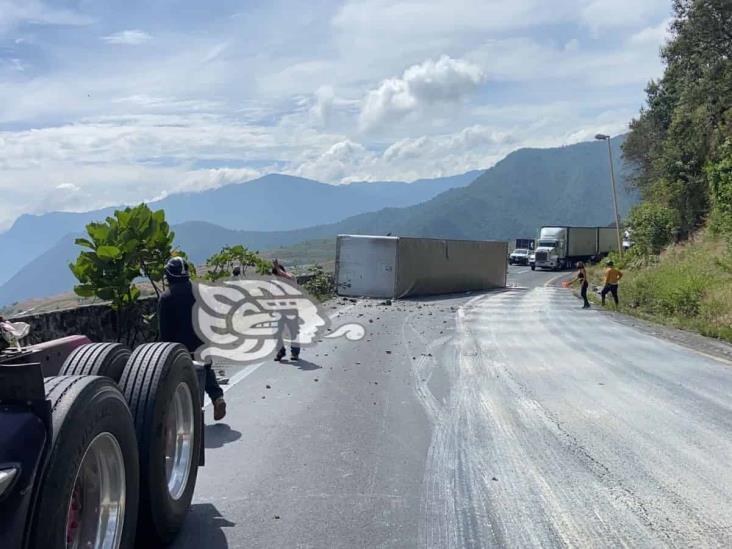 Vuelca semirremolque en autopista Puebla-Orizaba