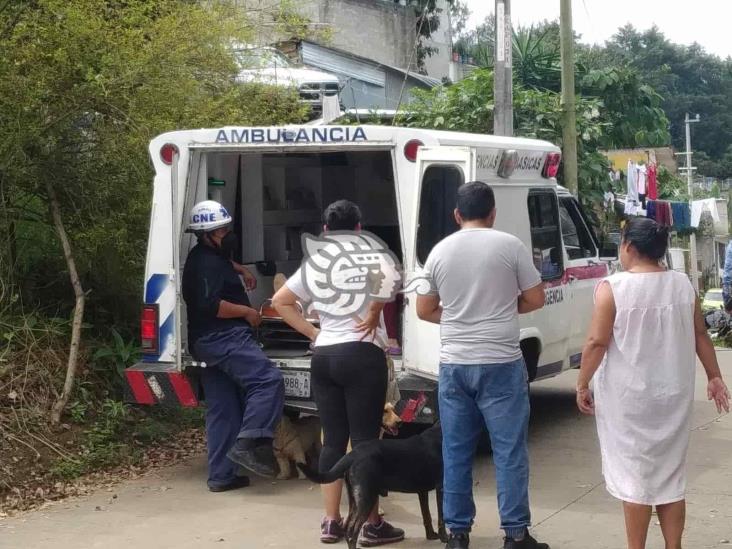 Camioneta con tanques de gas termina sobre una casa en Xalapa