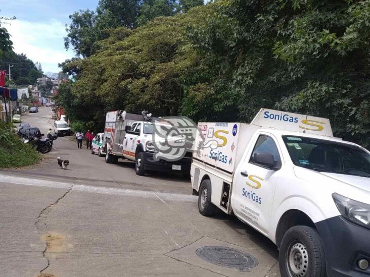 Camioneta con tanques de gas termina sobre una casa en Xalapa