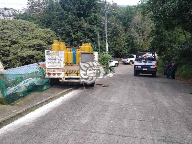 Camioneta con tanques de gas termina sobre una casa en Xalapa