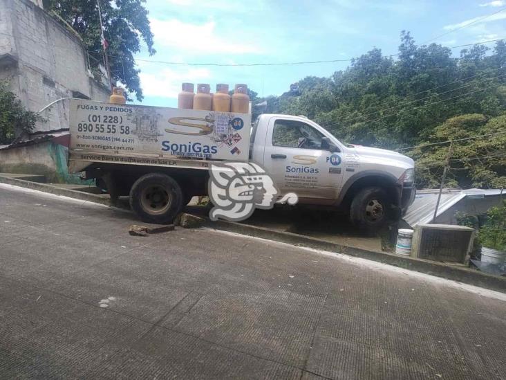 Camioneta con tanques de gas termina sobre una casa en Xalapa