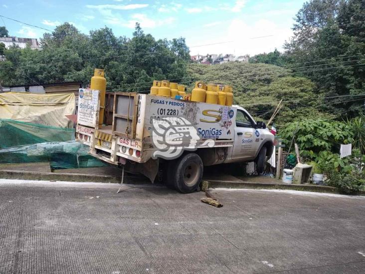 Camioneta con tanques de gas termina sobre una casa en Xalapa