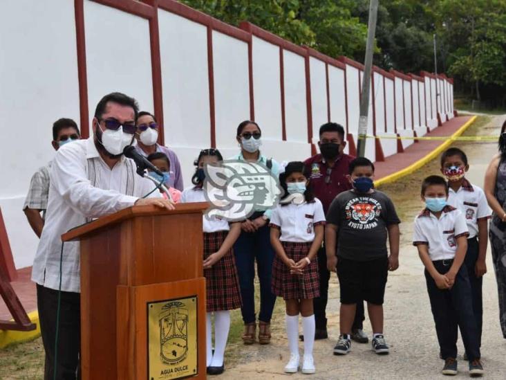 Alcalde Sergio Guzmán entrega barda perimetral en Agua Dulce 