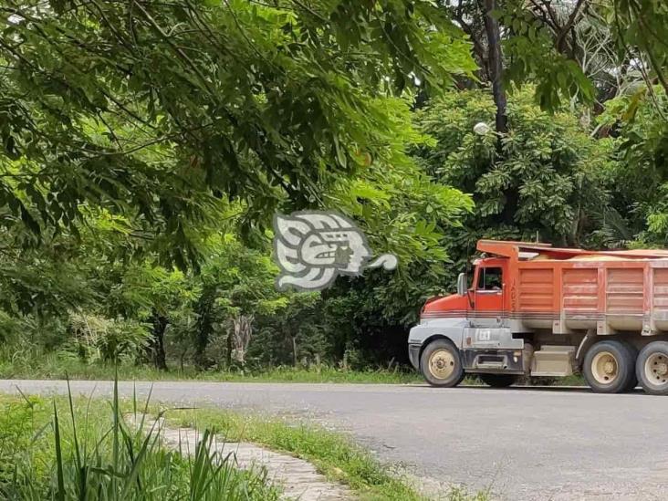 Unidades pesadas podrían dañar carreteras de Moloacán 