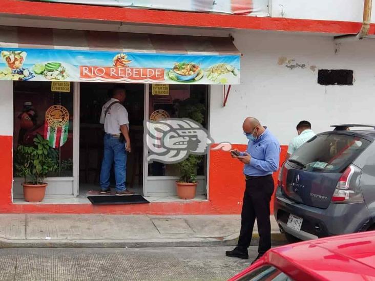 Hombre se atraganta y muere dentro de restaurante, en Córdoba