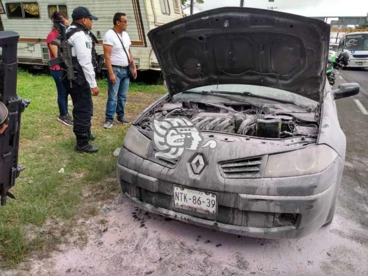 Auto estuvo a punto de incendiarse en avenida de Xalapa