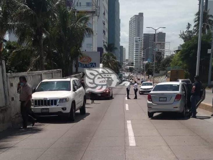 Choque entre dos unidades deja severos daños materiales en Boca del Río