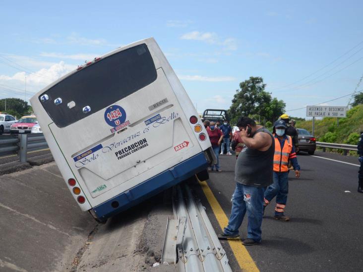 Conductor de urbano se queda dormido y se va de lado sobre autopista Veracruz Cardel