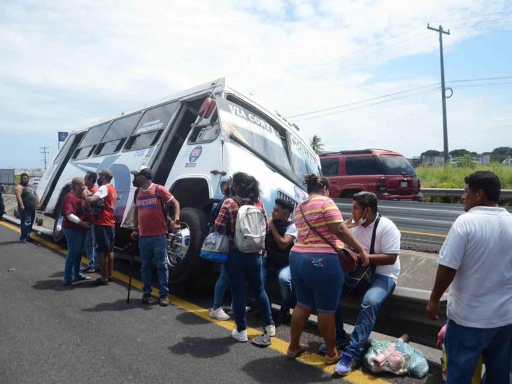 Conductor de urbano se queda dormido y se va de lado sobre autopista Veracruz Cardel