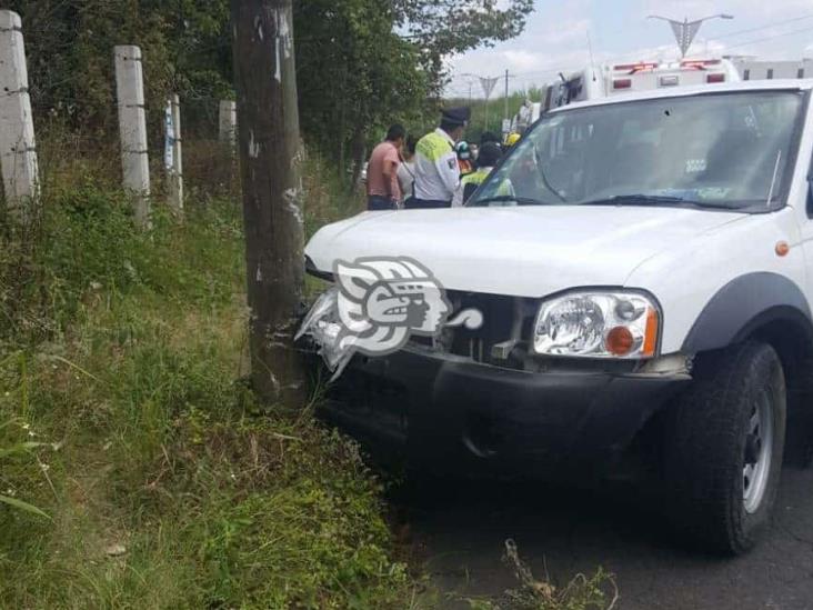 Camioneta choca contra talud libramiento de Las Trancas