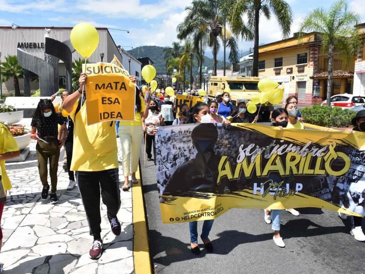 Integrantes de Help México realizan marcha para prevenir el suicidio, en Orizaba