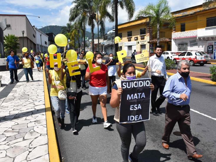 Integrantes de Help México realizan marcha para prevenir el suicidio, en Orizaba