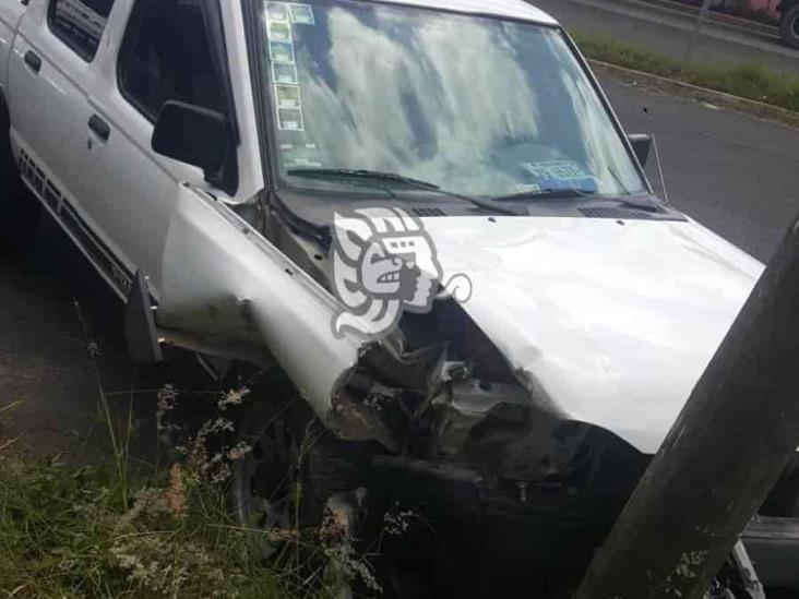 Camioneta choca contra talud libramiento de Las Trancas