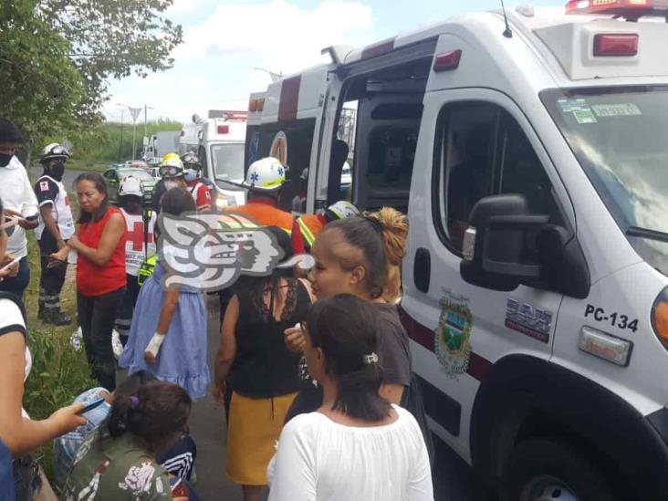 Camioneta choca contra talud libramiento de Las Trancas