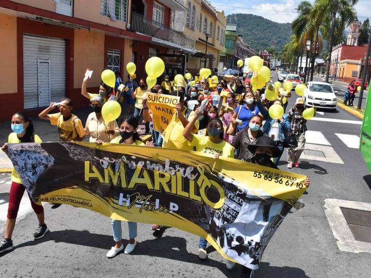 Integrantes de Help México realizan marcha para prevenir el suicidio, en Orizaba