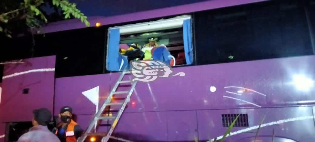 Se accidenta autobús en autopista La Tinaja-Cosamaloapan; hay 10 lesionados