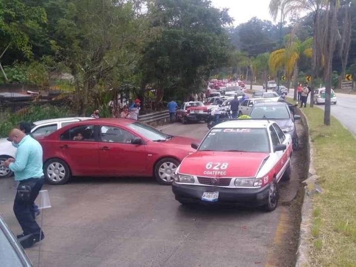 Carambola en bulevar Xalapa- Coatepec dejó dos heridos y a conductores con golpes