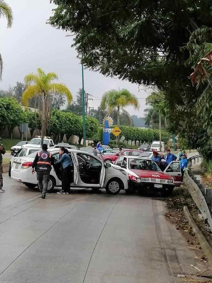 Carambola en bulevar Xalapa- Coatepec dejó dos heridos y a conductores con golpes