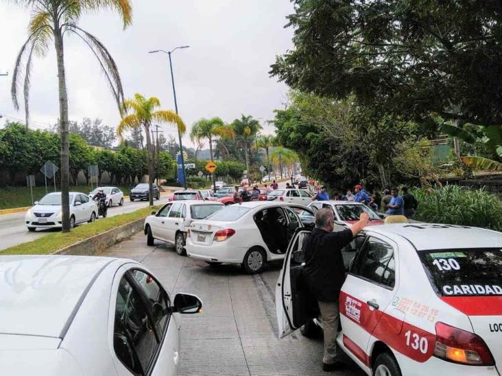 Carambola en bulevar Xalapa- Coatepec dejó dos heridos y a conductores con golpes