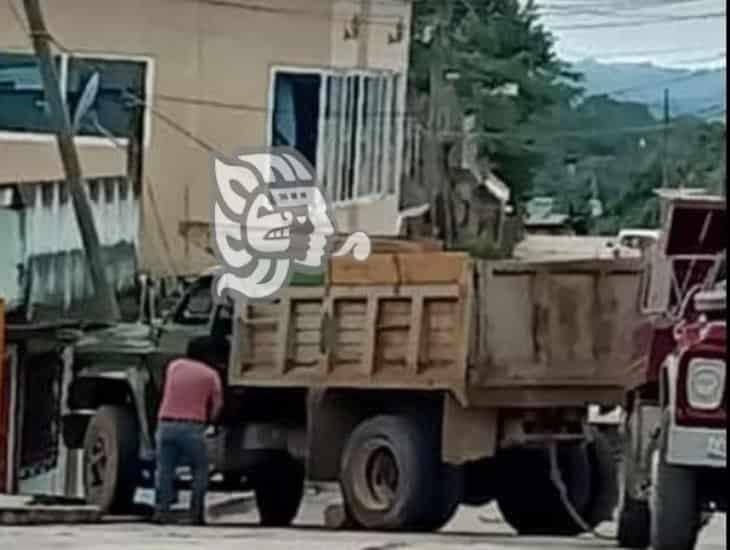 Operador de volteo impacta poste de Telmex en Texistepec