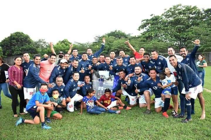 Levantan trofeo en la liga de veteranos