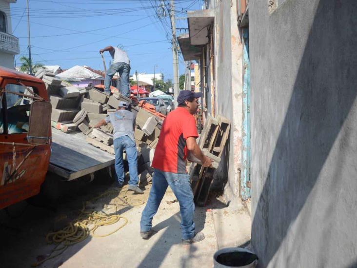 Cae tractocamión en socavón por calles de Veracruz